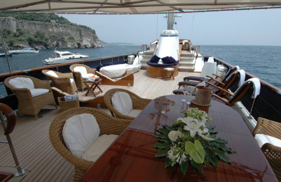 back to classic motor yachts