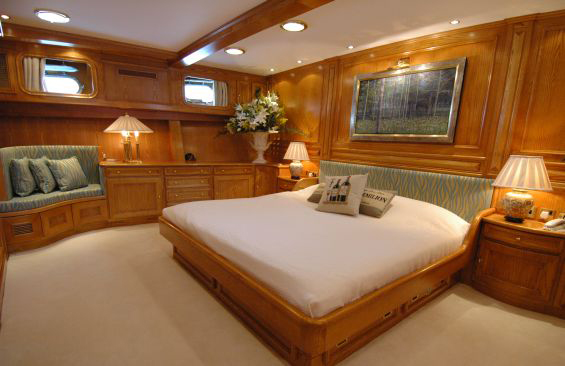 back to classic motor yachts